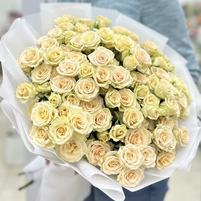 19 кустовых кремовых роз Аксана 70 см