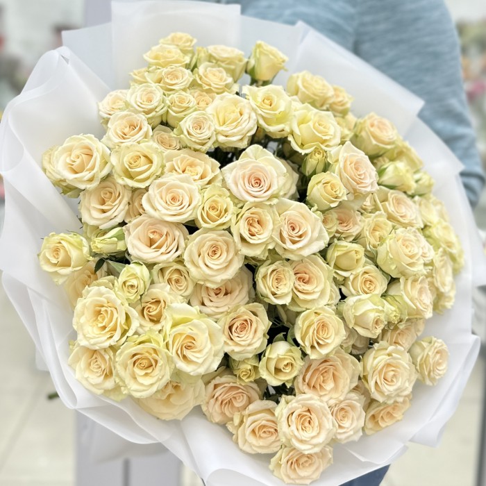 19 кустовых кремовых роз Аксана 70 см