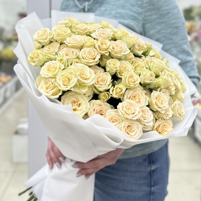 19 кустовых кремовых роз Аксана 70 см