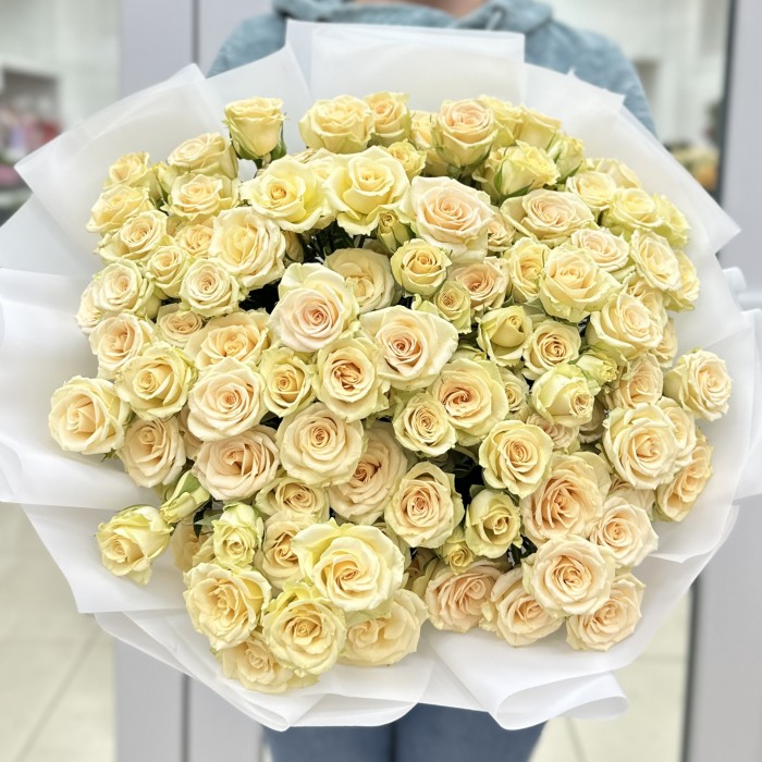 19 кустовых кремовых роз Аксана 70 см