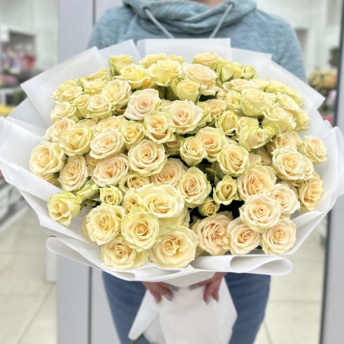 19 кустовых кремовых роз Аксана 70 см