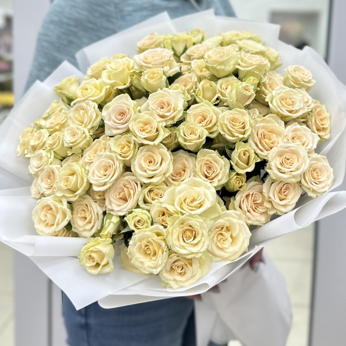 19 кустовых кремовых роз Аксана 70 см