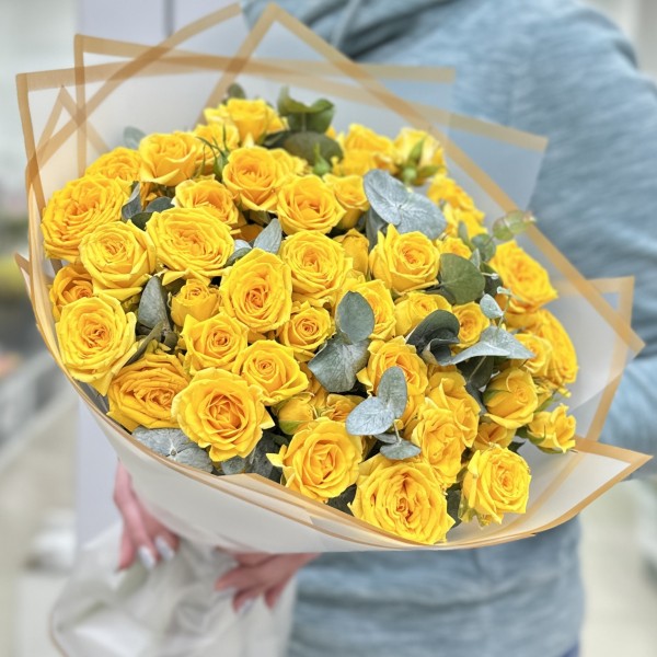 19 кустовых желтых роз Еллоу Бейб