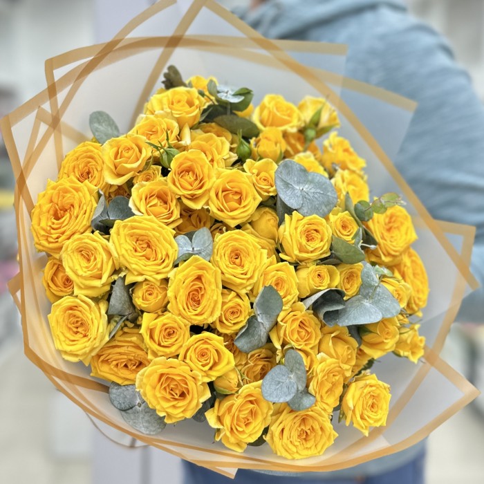 19 кустовых желтых роз Еллоу Бейб
