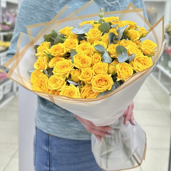 19 кустовых желтых роз Еллоу Бейб