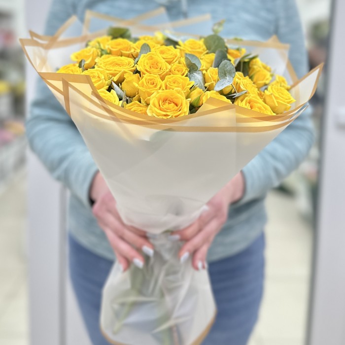 19 кустовых желтых роз Еллоу Бейб