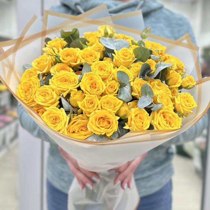 19 кустовых желтых роз Еллоу Бейб
