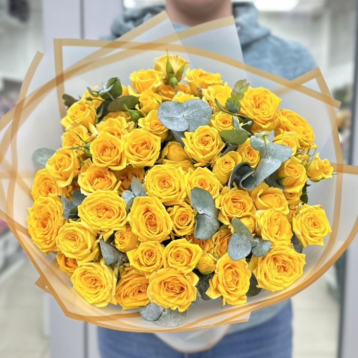 19 кустовых желтых роз Еллоу Бейб