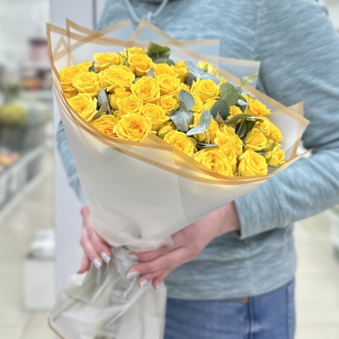 19 кустовых желтых роз Еллоу Бейб