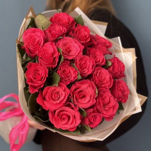 19 малиновых роз Такаци 50 см