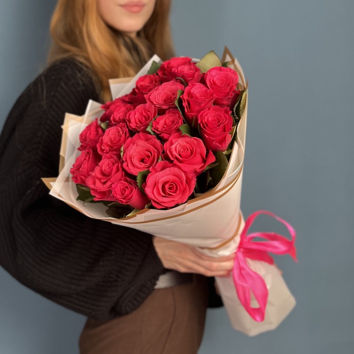 19 малиновых роз Такаци 50 см