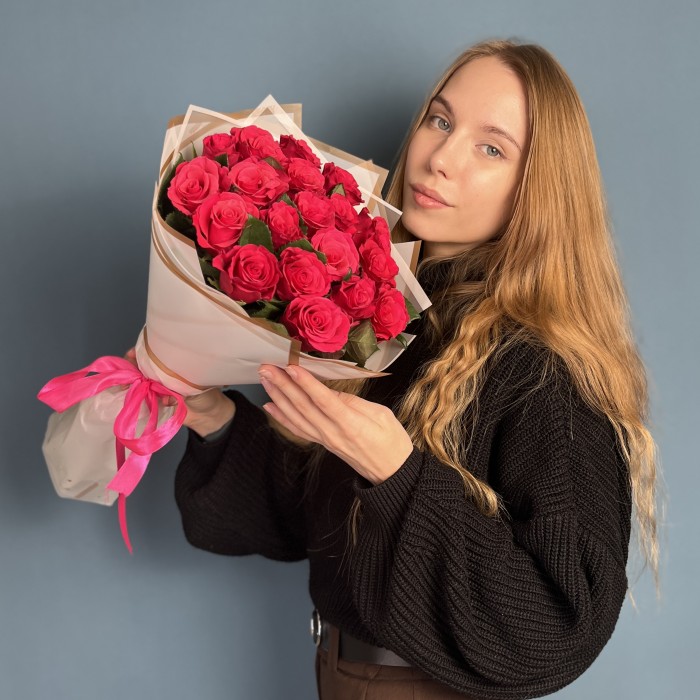 19 малиновых роз Такаци 50 см