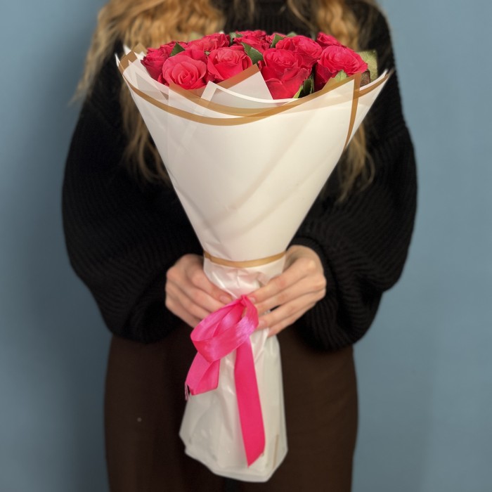 19 малиновых роз Такаци 50 см