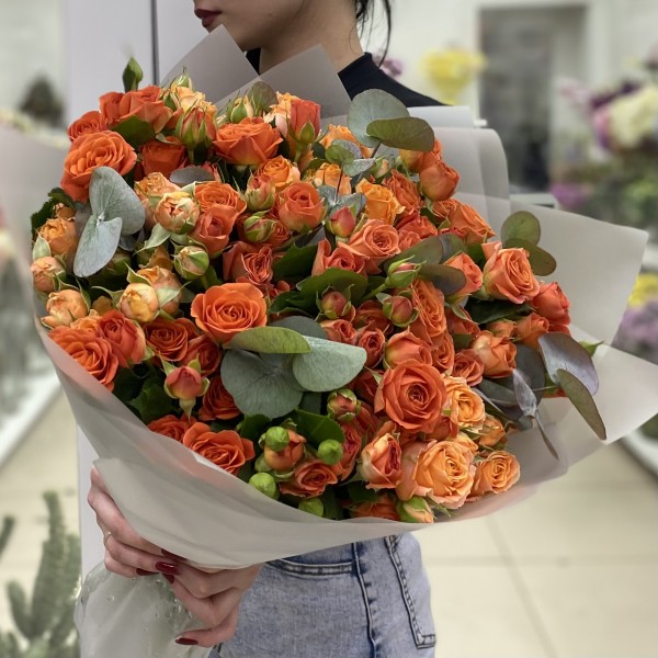 19 оранжевых кустовых роз 50 см