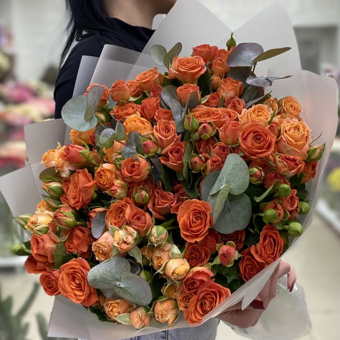 19 оранжевых кустовых роз 50 см