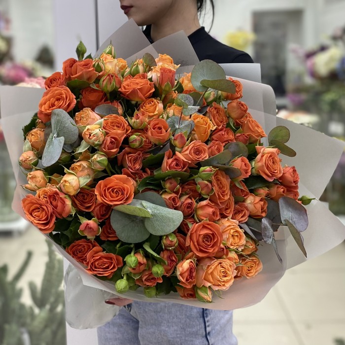 19 оранжевых кустовых роз 50 см