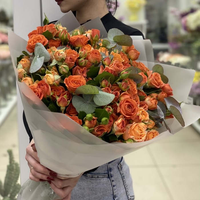 19 оранжевых кустовых роз 50 см