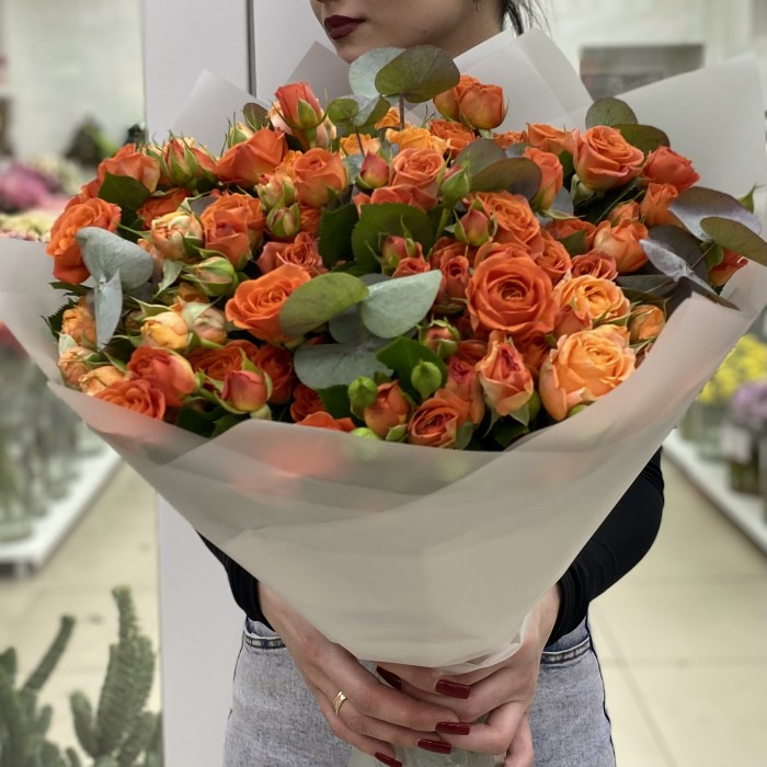 19 оранжевых кустовых роз 50 см