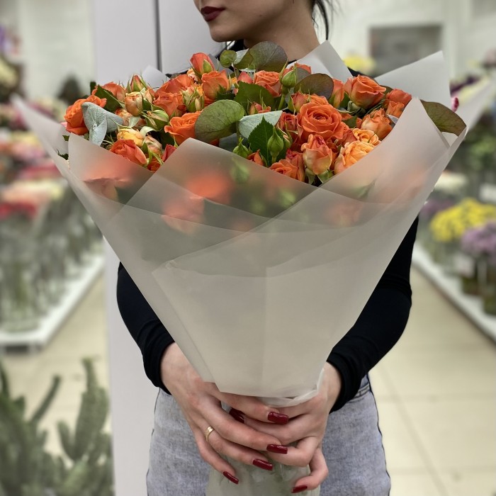 19 оранжевых кустовых роз 50 см