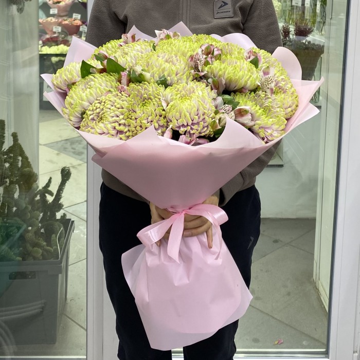 19 Хризантем сиренево-зелёного цвета с альстромерией