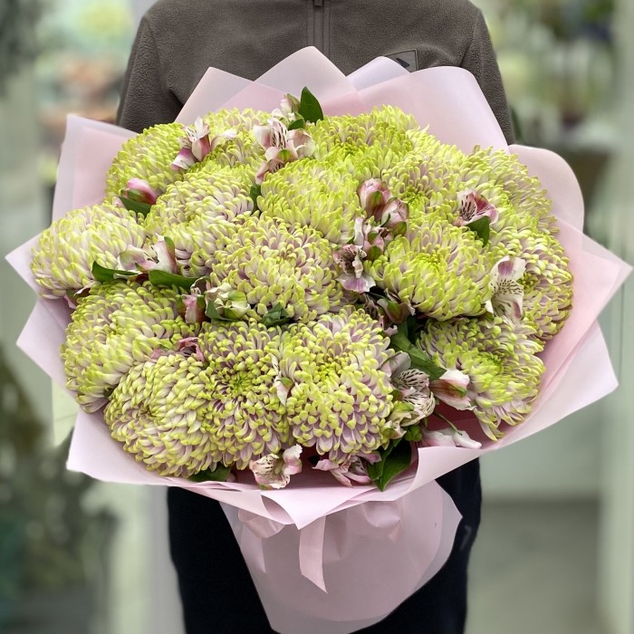 19 Хризантем сиренево-зелёного цвета с альстромерией