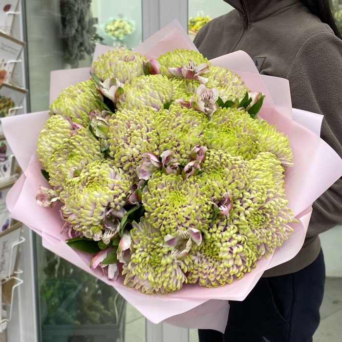 19 Хризантем сиренево-зелёного цвета с альстромерией