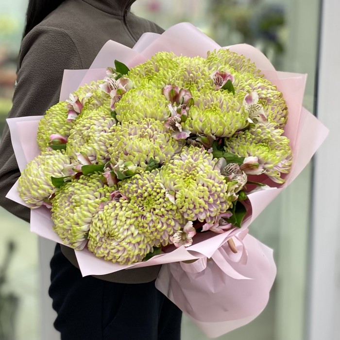 19 Хризантем сиренево-зелёного цвета с альстромерией