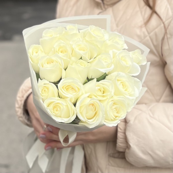19 белых роз 40 см