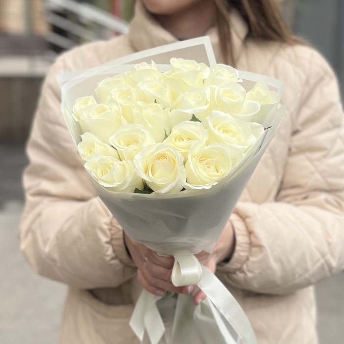 19 белых роз 40 см
