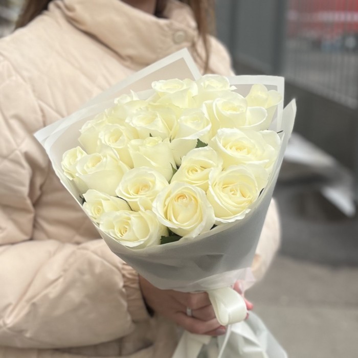 19 белых роз 40 см