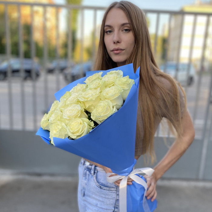 19 белых роз Мондиаль