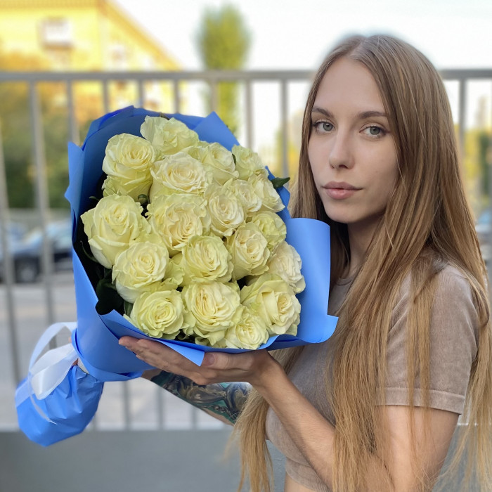 19 белых роз Мондиаль