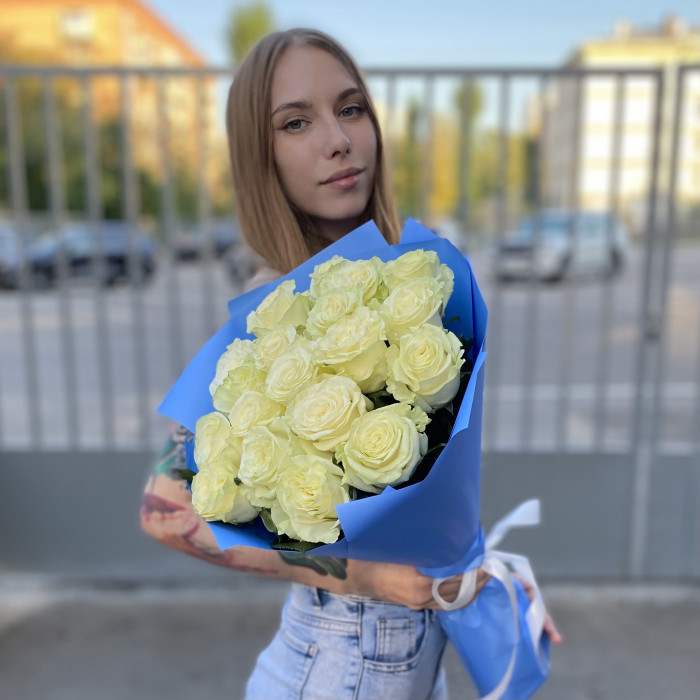 19 белых роз Мондиаль