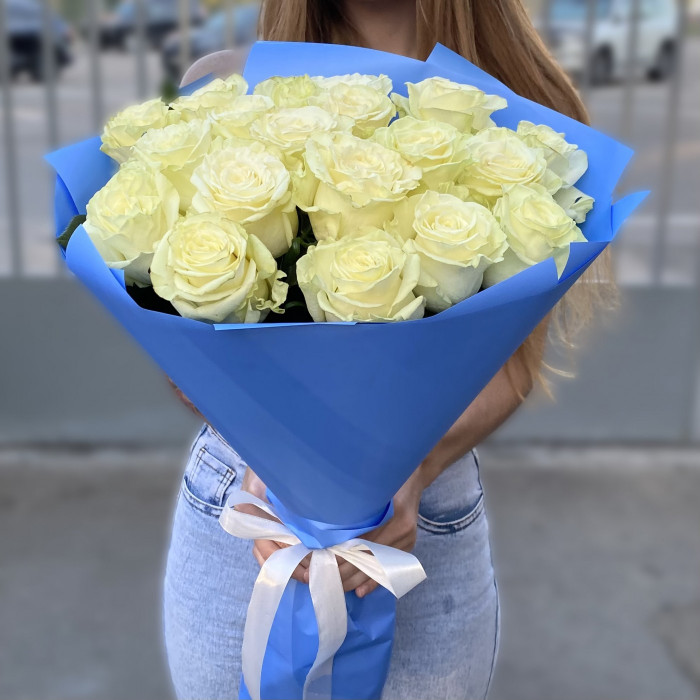 19 белых роз Мондиаль