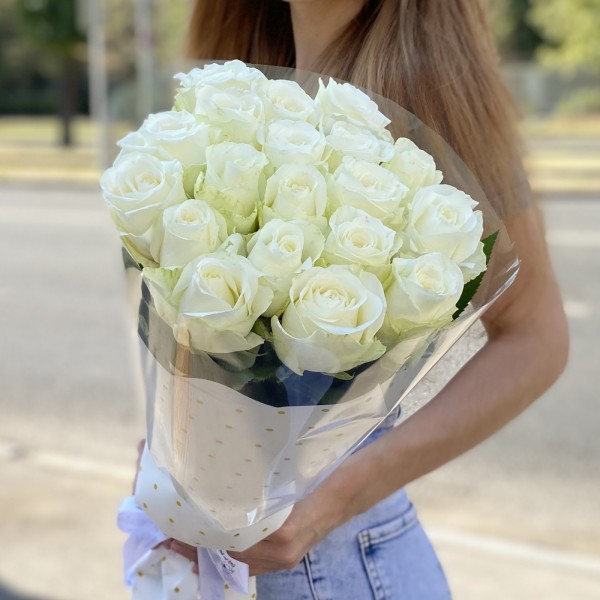 19 длинных белых роз 60 см