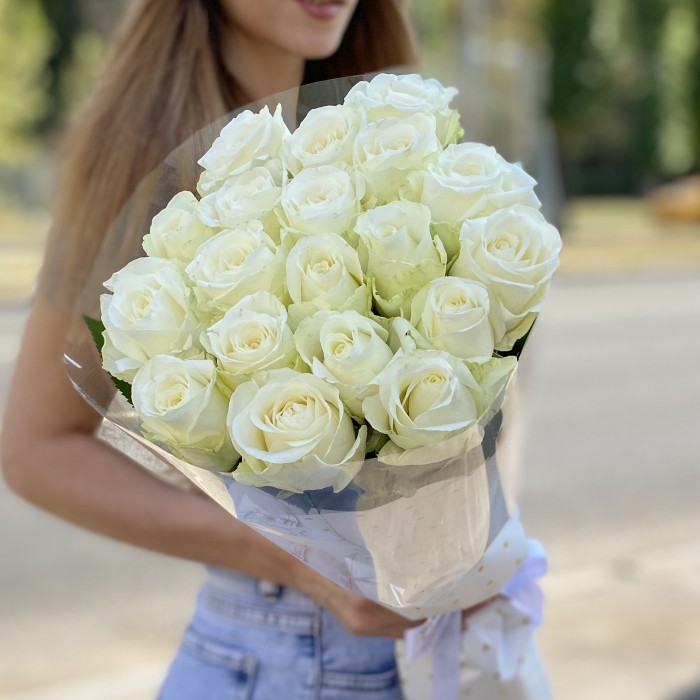 19 длинных белых роз 60 см