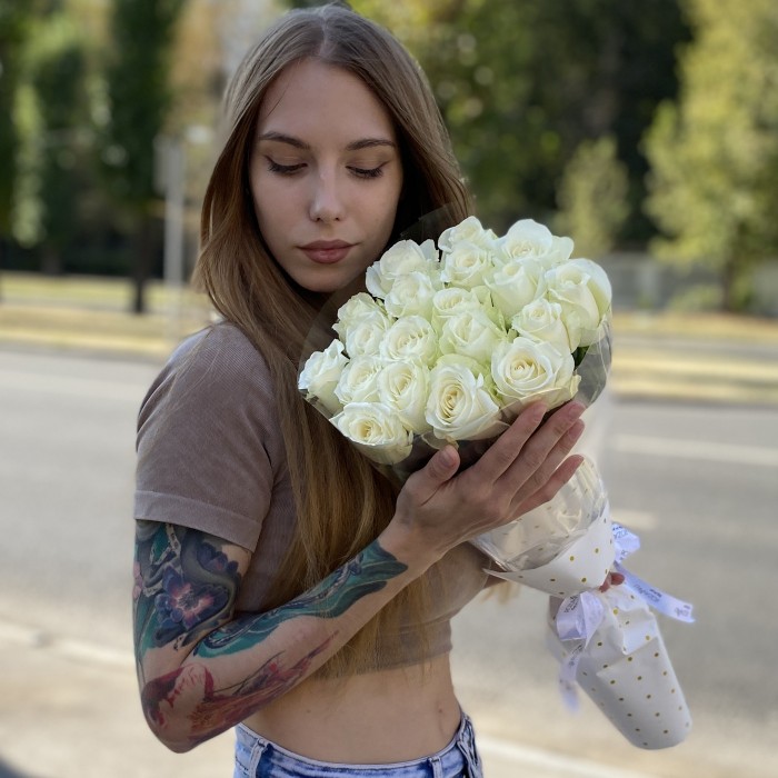 19 длинных белых роз 60 см