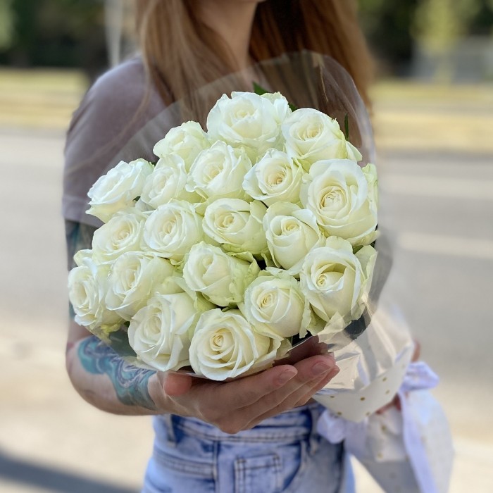 19 длинных белых роз 60 см