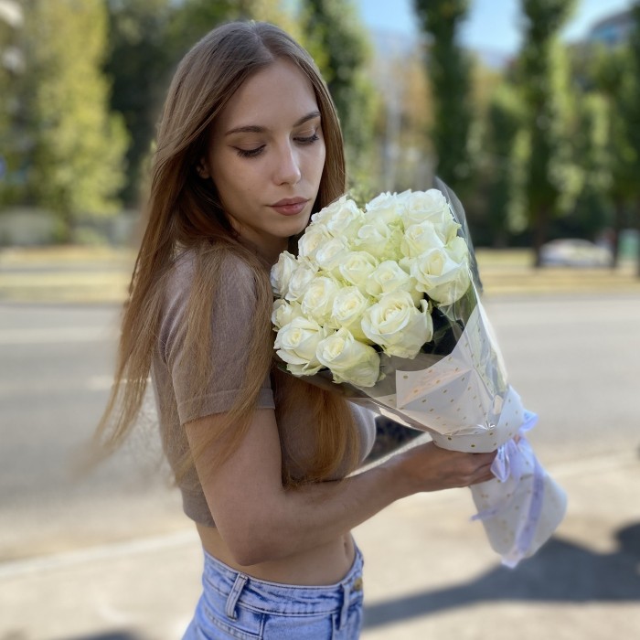 19 длинных белых роз 60 см