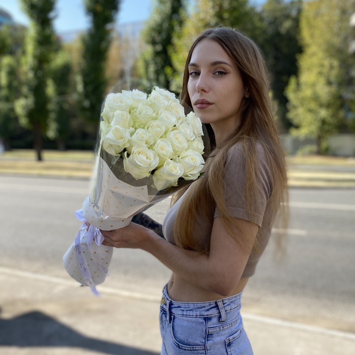 19 длинных белых роз 60 см