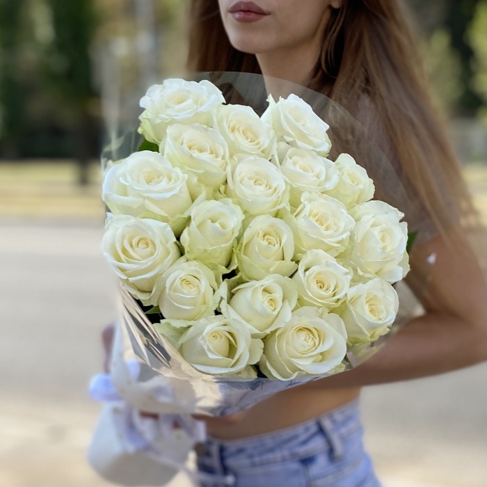 19 длинных белых роз 60 см