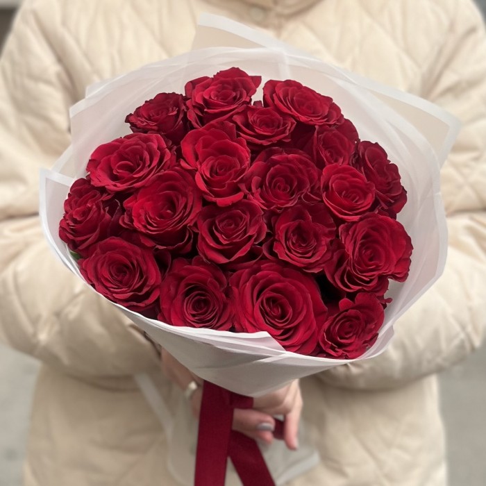 19 красных роз 40 см