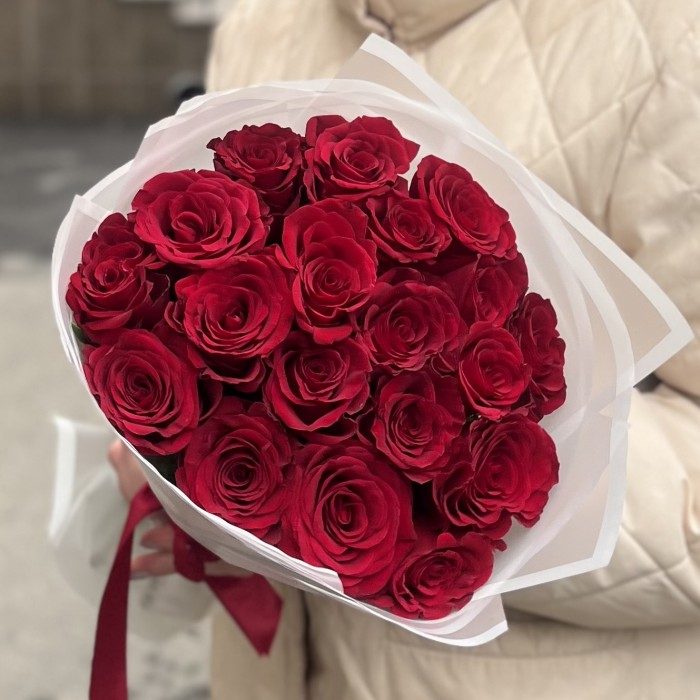 19 красных роз 40 см