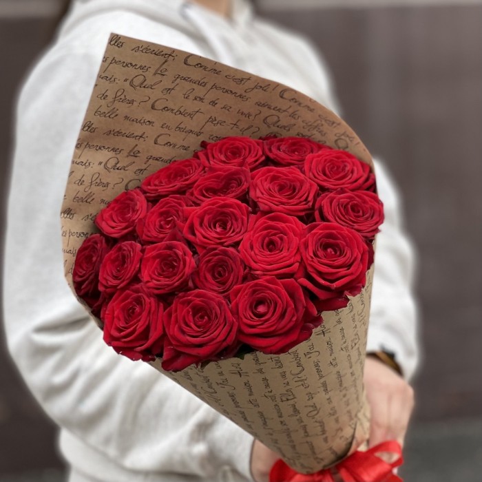 19 красных роз 60 см