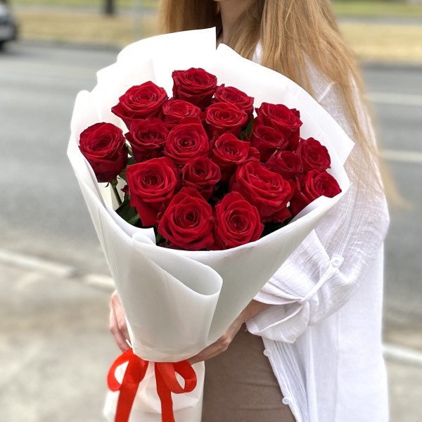 19 красных роз 70 см
