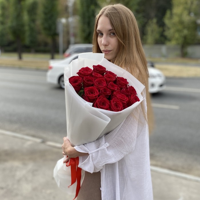 19 красных роз 70 см