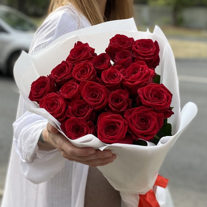 19 красных роз 70 см