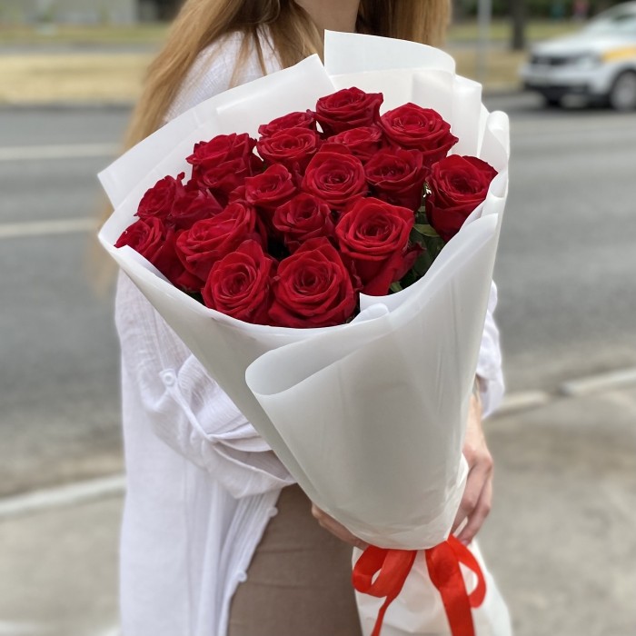 19 красных роз 70 см