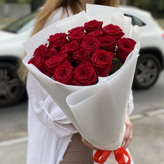 19 красных роз 70 см