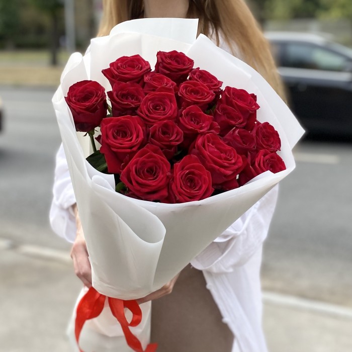 19 красных роз 70 см